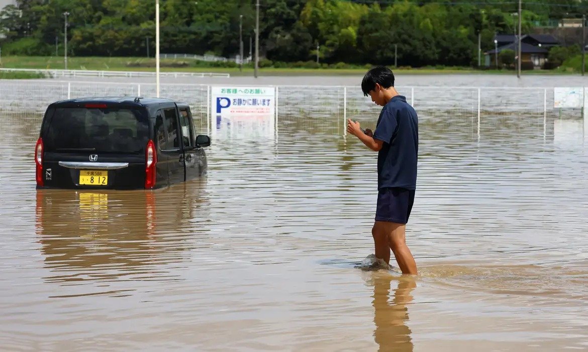 Chuvas interrompem transporte e causam caos no Japão