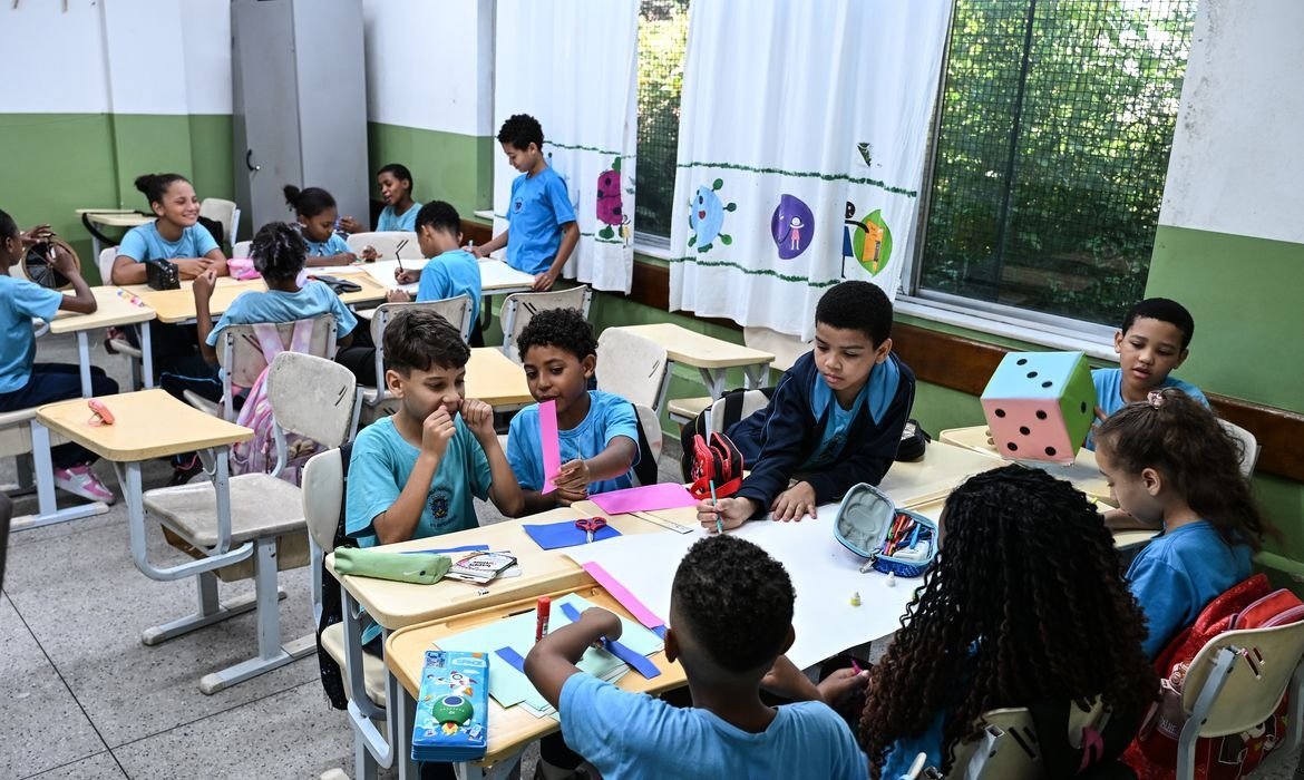 Ensino integral tem vantagem de 4,6 anos em matemática