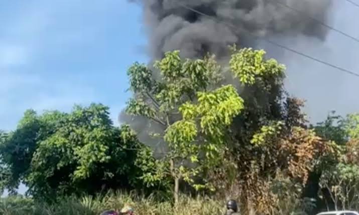 Incêndio provoca fumaça intensa no Distrito Industrial