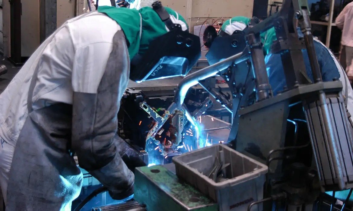 Produção industrial cresce, mas recua na comparação anual | Notícias