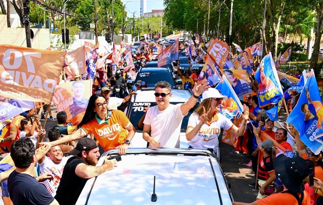 Carreata com David Almeida passa por sete bairros de Manaus