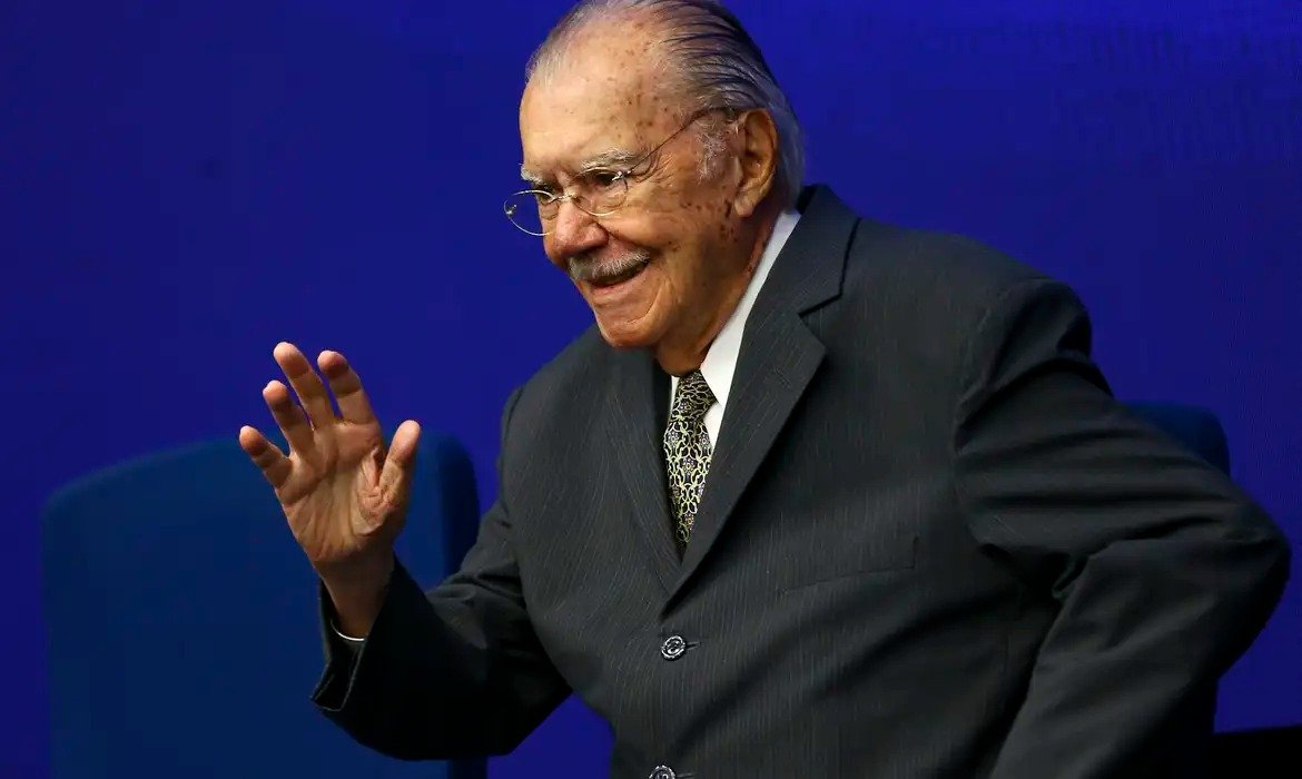 Sarney deixa São Luís e continua tratamento em São Paulo