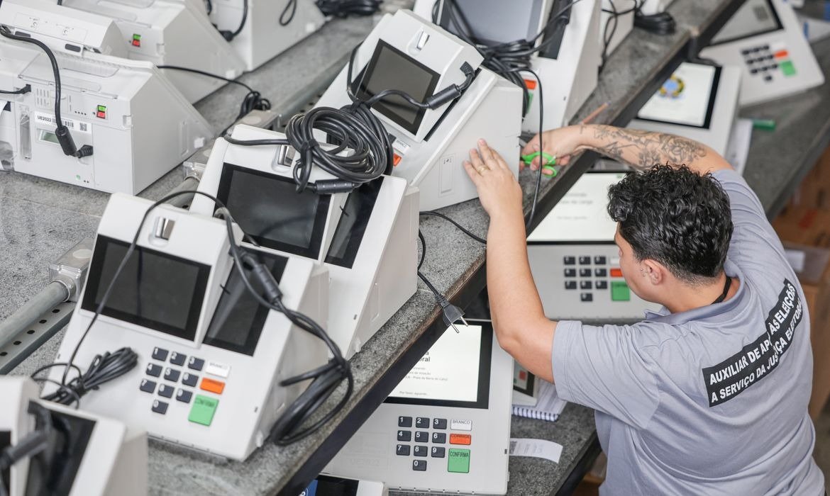 Eleitor com deficiência visual pode usar áudio na urna